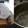 Để làm bún trộn, đầu tiên bạn cho 10ml dầu ăn vào chảo đun nóng, đổ tỏi băm và hành tây thái hạt lựu vào xào trong khoảng 2 phút.