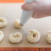 Cho bánh vào túi bắt kem và tạo hình tùy thích, bạn nhớ đừng bắt bánh sát quá và chừa khoảng cách cho bánh nở nha. Nướng bánh trong 12-15 phút, khi bánh chín để nguội rồi thưởng thức.