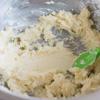 Bật trước lò nướng ở nhiệt độ 350 độ F. Lót giấy nến lên khay nướng và để riêng. Đánh bông bơ cùng đường cho nhuyễn mịn. Rây bột mì vào hỗn hợp bơ. Trộn đều bằng spatula. Khi ấy ta được thành phẩm là mớ bột vàng tơi.
