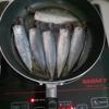 Rửa sạch cá bạc má và để ráo. Bật bếp, bắt 1 cái chảo lên bếp, cho vào 100ml dầu ăn. Đợi dầu nóng, cho cá vào chiên vàng 2 mặt cá.