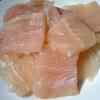 Riềng xay/giã nhỏ, cơm mẻ lọc lấy nước. Phi lê cá basa cắt miếng nhỏ vừa ăn (không cắt mỏng quá vì cá dễ bị vỡ).