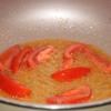 Đun phần dầu ăn chiên cá sôi trở lại rồi cho cà chua vào xào mềm. Khi cà chua mềm thì cho măng vào đảo đều tay. Nêm bằng Xốt nêm đậm đặc thịt heo cho đến lúc cảm thấy vừa miệng.