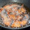 Cho nước sốt tiêu ra bát để nguội. Đun nóng dầu ăn trong chảo, cho cá đã ướp gia vị vào chiên cho đến khi vàng giòn thì vớt ra đĩa.