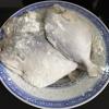 Cá chim làm sạch, rửa sạch, thấm khô nước. Áo 1 lớp bột mì mỏng lên cá rồi cho vào chảo chiên với ít dầu cho đến khi thịt cá hơi săn lại thì tắt bếp, cho ra ra khỏi chảo.
