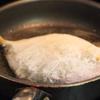 Đun nóng 3 muỗng canh dầu ăn trong chảo, cho cá vào rán sơ.