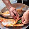 Cho ớt, muối và bột ngọt và chén, giã nát ớt. Cá chim làm sạch, bóp cùng muối ớt. Sau đó phết cùng sa tế bên ngoài thịt cá. Sả cắt khúc ngắn nhồi vào trong bụng cá, ướp khoảng 20-30 phút cho cá ngấm.