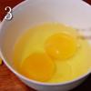 Đập 2 quả trứng vào chén, đánh tan với nước mắm, bột ngọt.