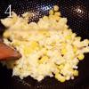 Bắc chảo lên bếp, cho dầu ăn. Chờ dầu nóng đổ bắp vào xào, rắc hạt nêm. Sau đó đổ trứng vào, đảo nhanh tay cho trứng hòa với bắp.