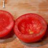 Hành lá rửa sạch, cắt nhỏ. Cà chua rửa sạch, bổ đôi, nạo hết hạt bên trong. Bắp tách lấy hạt.