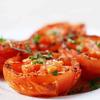 Cà chua chín, cho cà chua ra đĩa, rắc thêm chút muối tiêu và húng quế cắt nhỏ.