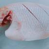 Cá diêu hồng mua về đem làm sạch, sau đó cắt 2 đường xéo để cá mau chín khi chiên rồi để cho ráo nước.