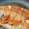 Cách làm cá điêu hồng chiên giòn: Làm nóng dầu ăn trong chảo, cho cá vào, chiên vàng giòn 2 mặt như hình bên. Thỉnh thoảng lật cá để thịt cá không bị cháy.