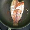 Cá diêu hồng làm sạch, khứa 4 đường lên thân cá, cho vào chảo dầu ăn, chiên vàng giòn 2 mặt.