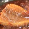 Sau khi sốt cà chua sôi, cho thân cá diêu hồng đã rửa sạch vào kho lửa vừa nhỏ trong khoảng 30 phút cho cá chín và sốt hơi sệt lại. Thường xuyên rưới đều sốt lên cá để cá được thấm đều gia vị.