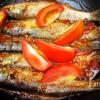 Cho cá đối vào chảo cà chua, thêm chút nước nóng, đun sôi rồi hạ lửa nhỏ để kho cá liu riu trong vòng 20 phút là được. Lúc cá gần được thì cho nốt 1 quả cà chua bổ múi cau vào kho cùng.