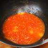 Phi thơm hành, tỏi và gừng băm nhỏ, cho 3 quả cà chua bổ múi cau vào xào cho cà chua chín mềm, dùng thìa dằm nhuyễn cà chua.