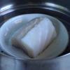 Cá làm và rửa sạch, thái khúc, để ráo rồi khứa 2 đường trên khúc cá. Đặt cá vào nồi hấp trong 7 phút.