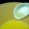 Dùng dĩa hoặc máy đánh trứng đánh đều lòng trắng trứng trong 1 – 2 phút hoặc cho đến khi nổi bọt. Vắt lấy nước cốt 1 quả chanh, đánh đều hỗn hợp nước cốt chanh và lòng đỏ.