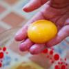Đặt một bát sạch lên bàn, sau đó đặt bàn tay bạn phía trên bát thẳng lên, đập trứng vào tay, các ngón tay đặt thưa một chút đủ cho lòng trắng trứng chảy xuống bát còn lòng đỏ lại trên tay. Cho lòng đỏ trứng sang một bát riêng.