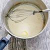 Sau khi nước sốt sánh lại, đổ kem tươi vào đun sôi, hạ nhỏ lửa, tiếp tục cho bơ nhạt, 1/4 muỗng cà phê muối vào khuấy đều. Nêm nếm cho vừa ăn rồi tắt bếp.