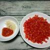Tỏi băm nhuyễn, ớt sừng luộc chín rồi bằm nhuyễn mịn (hoặc xay nhuyễn). Cà chua rửa sạch, thái nhỏ hạt lựu.