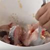 Ướp cá với hỗn hợp gia vị vừa trộn trong 20-30 phút cho thịt cá ngấm đều gia vị.