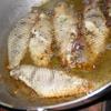 Đun nóng 100ml dầu ăn rồi cho cá đã ướp vào chiên vàng giòn 2 mặt với lửa nhỏ là được.
