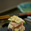 Xếp cá lên dĩa, rưới chút sốt Yuzu của Nhật và hành lá xắt nhỏ rồi thưởng thức thôi nè. Chúc bạn thành công và ngon miệng với món cá ngừ nướng nhanh cho bữa tối đơn giản nhé.