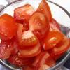 Cà chua rửa sạch, cắt thành khúc. Thơm cắt vỏ, bỏ mắt trái thơm, cắt thành miếng vừa ăn.