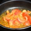 Tiếp tục dùng chảo đó, cho cà chua vào xào. Sau đó, cho cá nục đã chiên, thơm vào cùng. Nêm gia vị nước mắm, hạt nêm, đường trắng, tiêu vào, nấu thêm 10 phút.