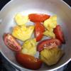 Lấy một cái nồi, cho 1 lớp cà chua thơm xuống dưới cùng rồi đến lớp cá và cuối cùng là lớp cà chua thơm.
