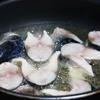 Làm nóng 2 muỗng canh dầu ăn trong chảo, cho cá nục vào chiên sơ qua. Sau đó, cho cá nục ra đĩa. 