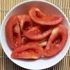 Cắt cà chua thành múi cau. Rửa sạch thì là, hành lá, hành tím và ớt rồi cắt nhỏ.