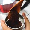 Đầu tiên, cho hạt cà phê vào máy xay cà phê, những hạt cà phê cần được xay mịn trước khi được nén lại. Cho khoảng 30gr bột cà phê đã xay mịn vào phần khung đựng của bình Moka rồi nén chặt lại.