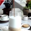 Cho sữa tươi còn ấm nóng vào ly, đánh đều lên để tạo bọt sữa. Một ly Latte macchiato đúng nghĩa phải bao gồm 3 tầng phân biệt rõ ràng, được rót vào theo thứ tự lần lượt và không trộn lẫn với nhau. Sữa được rót vào cốc đầu tiên, tạo nên tầng thấp nhất có màu trắng. Sau đó là bọt sữa - tầng cao nhất. Cuối cùng, ta rót espresso qua lớp bọt sữa. Bởi lớp sữa chứa nhiều chất béo nên có độ đậm đặc cao hơn cà phê espresso, cho nên lớp cà phê nổi lên trên lớp sữa, tạo thành tầng ở giữa. 
