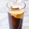 Pha cà phê sữa: khi đá viên đã được, bạn lấy ra, phân đều đá vào các ly, sau đó cho siro đường vào khuấy đều, kế tiếp là cà phê đen (bất cứ loại cà phê nào bạn thích), cuối cùng là heavy cream.