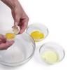 Trứng gà đập ra chén, tách lấy lòng đỏ và lòng trắng trứng, để riêng. Sau đó, cho 1 muỗng cà phê mật ong vào chén lòng đỏ trứng, dùng máy đánh trứng, đánh bông lên.