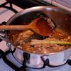 Cho sả, tỏi và hành băm vào nồi xào nhanh trong khoảng 10 giây. Cà ri đỏ pha với 30 ml nước, đổ cùng vào nồi.
