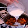 Đổ nước cốt dừa đặc vào một tô thủy tinh, pha loãng cốt dừa một chút với nước tinh khiết rồi thêm vào nồi khuấy tan với nước cốt gà. 