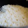 Nấu sẵn cơm theo lượng vừa ăn, có thể dùng bất kỳ loại gạo nào yêu thích.