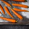 Xếp cà rốt lên khay nướng, xóc đều với dầu olive, muối  và tiêu sao cho gia vị thấm đều lên cà rốt. Cho khay vào lò nướng trong 30-40 phút cho đến khi cà rốt chín hoàn toàn là hoàn thành.