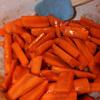 Cà rốt gọt vỏ, rửa sạch, chẻ nhỏ và cắt khúc nhỏ vừa ăn. Sau đó, trộn đều với hỗn hợp trên.