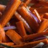 Trải tô hỗn hợp ra giấy nến, nướng trong 15 phút, sau đó lấy khay ra, trở mặt cà rốt rồi nướng 10 phút nữa cho cà rốt được chín mềm.