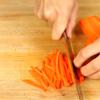 Cà rốt và củ cải cắt thành khúc dài khoảng 2.5 cm, gọt vỏ, cắt lát mỏng 0.3 cm rồi thái thành những sợi nhỏ.