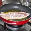 Đun nóng dầu ăn trong chảo với lửa nhỏ vừa, thả nhẹ nhàng con cá đã ướp vào chảo. Chiên lần lượt cho 2 mặt cá chiên vàng giòn đều là được nhé! Chảo nhỏ nên chiên lần 1 con để đảm bảo bạn có thể giám sát quá trình chiên được kỹ hơn.