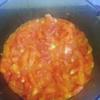Phi tỏi giã nhuyễn thơm vàng, cho cà chua vào xào, cho thêm 1 muỗng canh đường trắng cho cà chua nhanh mềm.