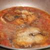 Cá chiên xong thì vớt ra đĩa, đun nóng lại phần dầu ăn rồi cho cà chua vào xào mềm! Nêm với 30ml Xốt nêm đậm đặc thịt gà, cho thêm một chút nước sạch vào đun sôi để tạo thành hỗn hợp sốt cà chua. Khi nước sốt sôi thì cho cá vào đun sôi, chú ý lật cá hai đến ba lần cho cá thấm đều nước sốt.