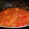 Cho cà chua vào chảo với 1 muỗng canh dầu ăn và 1 muỗng canh nước và nêm nêm gia vị vừa ăn 7 phút làm sốt sệt.