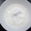 Cho bột vào tô, thêm từ từ nước và khuấy đều cho tới khi hỗn hợp bột trở nên quánh đặc là được. Không nên pha loãng quá nhé!