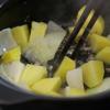Cho dầu vào nồi, phi thơm hành tím cho thơm rồi cho hành tây vào xào sơ. Tiếp đến các bạn cho khoai tây vào xào sơ khoảng 5 phút để khoai được săn và chín một phần.